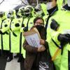 -2월 28일 오전 청운동주민센터 근처에서 문재인 대통령에게 보내는 항의서한을 든 고 문중원 기수 시민대책위 관계자가 길을 막고 있는 경찰과 몸싸움을 벌이며 항의하고 있다. 