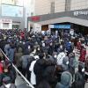 -공적 마스크를 사기위해 엄청나게 많은 사람들이 서울 양천구 행복한백화점으로 몰렸다.