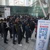 -코로나19 확진자가 늘어나고 있는 3월 2일 오전 서울역에서 시민들이 한 장에 1000원인 마스크를 구매하기 위해 길게 줄을 서 있다. 