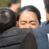 -3월 7일 오후 고 문중원 기수의 부인 오은주 씨가 서울 정부청사 인근에 있는 문중원 기수 시민분향소 앞에서 막내 아들을 안고 울고 있다.