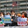 -민중공동행동이 3월 30일 오후 서울 종로구 광화문광장 주한 미국대사관 앞에서 ‘한국노동자 볼모로 방위비 강요하는 미국규탄’ 기자회견을 열고 있다.