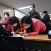-4월 22일 오전 서울서부고용복지센터에서 신규 실업급여 신청자들이 실업급여 설명회를 듣고 실업인정신청서를 작성하고 있다.