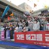 -노동절인 5월 1일 오후 서울 세종문화회관 계단에서 코로나19 비정규직 긴급행동이 집회를 열고 종이 비행기를 날리는 퍼포먼스를 하고 있다.