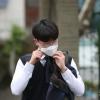 -코로나바이러스 지역 감염 우려가 여전한 가운데 5월 20일 오전 서울 서초구의 한 고등학교 3학년 학생이 마스크를 쓰고 등교를 하고 있다