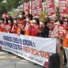 -기자회견에 모인 아이돌봄 노동자들이 코로나19 생계대책 시행을 요구하고 있다.