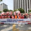 -5월 26일 오전 아이돌봄 노동자들이 서울 광화문정부청사 앞에서 ‘아리돌보미 코로나19 생계대책 및 아이돌봄 국가책임제 도입 촉구 시·군·구대표자 기자회견’을 열고 있다.