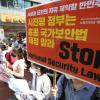 -기자회견에 참가한 대학생들이 중국의 홍콩 국가보안법 제정을 반대하고 있다.