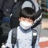 -코로나19 확진자 수가 늘어나고 있는 가운데 5월 27일 오전 서울 성북구 월곡초등학교에서 학생이 마스크를 쓰고 등교를 하고 있다.