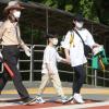 -코로나19 확진자 수가 늘어나고 있는 가운데 5월 27일 오전 서울 성북구 월곡초등학교 학생이 부모와 함께 등교를 하고 있다.