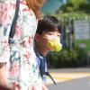 -코로나19 확진자 수가 늘어나고 있는 가운데 5월 27일 오전 서울 성북구 월곡초등학교 학생이 마스크를 쓰고 등교를 하고 있다.