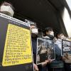 -‘택배노동자 과로사 대책위원회’와 사망한 노동자의 유족이 10월 19일 오전 서울 중구 한진택배 본사 앞에서 한진택배 규탄 기자회견을 열고 있다.