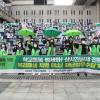-공공운수노조 전국교육공무직본부가 10월 22일 오전 서울 세종문화회관 계단에서 ‘돌봄파업 상징 퍼포먼스 기자회견’을 열고 있다.