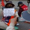 -10월 24일 오후 서울 여의도 더불어민주당 당사 앞에서 열린 ‘이스타항공-아시아나KO 정리해고 철회! 정부여당 해결 촉구 공공운수노조 결의대회’에 참가한 노동자들이 팻말을 직접 쓰고 인증샷을 찍고 있다. 찍은 사진은 바로 민주당 이메일로 보내졌다.