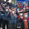 -서울 송파구 서울복합물류센터에서 파업 농성 이틀째인 10월 28일 롯데택배 노동자들이 집회를 열고 있다.