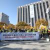 -정부민원안내콜센터 노동자들이 11월 4일 오전 서울 광화문 정부청사 앞에서 파업 돌입 기자회견을 열고 있다.