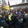 -경찰이 소화기로 상징의식을 방해해, 집회 참가자들과 경찰이 충돌하고 있다. 