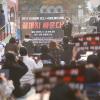 -모두의 페미니즘 소속 ‘낙태죄는 역사속으로 TF팀’이 11월 15일 오후 서울 신촌 유플렉스 앞에서 ‘마지막 경고: 낙태죄 전면 폐지’ 집회를 열고 있다.