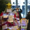 “크리스마스 선물은 고용승계로”-투쟁을 지지하는 시민들이 보내준 선물 상자로 만든 크리스마스 트리 앞에서 사진을 찍는 노동자들