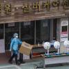 -코호트 격리 중인 서울의 한 요양병원에서 방역 노동자들이 분주하게 움직이고 있다.