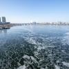 -기상청이 올 겨울 처음으로 한강 결빙이 관측됐다고 밝힌 1월 9일 오후 서울 원효대교 인근 한강이 얼음으로 뒤덮여 있다.