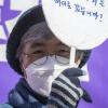 -김진숙 지도위원이 따뜻한 눈길로 행진단에 참가한 사람들과 눈을 마주치고 있다.