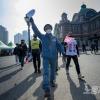 -청와대로 향하는 행진 마지막날, 김진숙 지도위원이 뚜벅이들과 함께 서울역을 출발하고 있다.