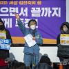 “포기하지 맙시다.  쓰러지지도 맙시다.  저도 그러겠습니다.”-청운동사무소 앞에서 열린 약식집회에서 김진숙 지도위원이 발언을 하고 있다.