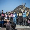 -청와대 앞에 도착한 김진숙 지도위원이 해고 노동자들과 함께 사진을 찍고 있다. 