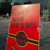 -3월 8일 오후 서울시청 앞에서 행동하는성소수자인권연대가 주최한 ‘후보들은 들어라! 분노의 이어말하기’ 기자회견에서 참가자들이 잇따른 성소수자들의 죽음을 애도하고, 재보궐 선거 후보들의 성소수자 차별과 혐오 발언을 규탄하고 있다.