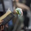 -3월 6일 고 변희수 하사의 죽음을 애도하기 위해 모인 사람들이 각자 준비한 책과 무지개 리본, 꽃 등을 들고 지하철 추모행동을 하고 있다.