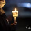 -변희수 하사를 안타까운 죽음을 추모하는 사람들이 3월 12일 저녁 국방부 인근에 모여 촛불을 들고 있다. 