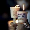 -변희수 하사를 안타까운 죽음을 추모하는 사람들이 3월 12일 저녁 국방부 인근에 모여 촛불을 들고 있다. 
