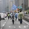 -노동자들이 노동절 집회를 열고 마포대교를 건너 행진을 하고 있다.