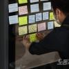 -한 시민이 김군이 숨진 구의역 9-4 승강장에 찾아와 추모 메시지를 붙이고 있다.