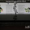 -구의역 승강장에 김군의 추모 게시판이 놓여 있다.  