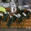 -김군이 숨진 구의역 9-4 승강장에 놓여진 국화꽃들.   
