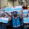 -파업에 돌입한 전국택배노조 소속 택배 노동자들이 6월 9일 오후 서울복합물류센터에서 파업 대회를 열고 분류 인력 충원 약속을 지키지 않는 택배사와 우정사업본부를 규탄하고 있다.