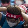 -우체국택배 노동자들이 6월 14일 오후 서울 여의도 포스트타워 로비에서 점거 농성을 하고 있다.