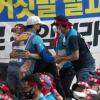 -우체국택배 노동자들이 6월 14일 오후 서울 여의도 포스트타워 로비에서 점거 농성을 하고 있다.