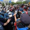 -택배 노동자들이 집회 물품 반입을 막는 경찰과 충돌하고 있다.
