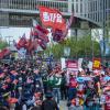 -민주일반연맹의 총파업 깃발과 파업에 참가한 노동조합의 깃발이 줄지어 들어오고 있다.