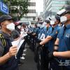 -7월 3일 오후 민주노총의 7·3전국 노동자대회가 열리는 서울 종로구 종로3가와 종로2가를 잇는 도로에서 경찰이 노동자들의 앞을 가로막고 있다. 