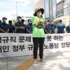 -공공부문 비정규직 노동자들이 9월 4일 오후 서울 광화문 동화면세점 앞에서 열린 노동당 정당연설회에 참가하고 있다.