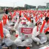-방호복까지 입은 1000여 명의 노동지들은 뜨거운 날씨에도 활력 있게 파업집회에 참가하고 있다.