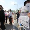 -고대의료원 노동자들의 파업투쟁을 지지하는 신문이 집회 현장에서 판매되고 있다.