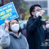 -11월 4일 세종시 고용노동부 앞에서 열린 비정규직 결의대회에 비정규직 노동자들의 투쟁을 지지하는 학생들도 참가하고 있다. 