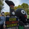 - ‘기후정의를 위한 세계 행동 서울집회’ 참가자들이 11월 6일 서울 도심을 행진하고 있다. 
