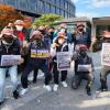 -전국노동자대회에 참가한 노동자들이 <노동자 연대> 신문을 반기며 사진을 찍고 있다.