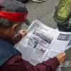 -전국노동자대회 기념으로 특별 무상 반포된 <노동자 연대> 신문을 유심히 읽고 있는 노동자들