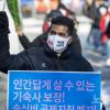-올해로 21년째를 맞은 ‘세계 이주노동자의 날’을 기념하며 12월 19일 서울 보신각에서 이주노동자들이 집회를 열고 인종차별 철폐, 모든 이주민의 권리 보장 등을 요구하고 있다.